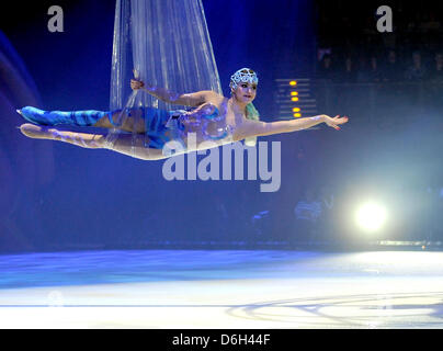 Eine Eiskunstläuferin schwingt über dem Eis während der Premiere von Holiday on Ice Show "Festival" im Tempodrom in Berlin, Deutschland, 1. März 2012. Zuschauer können sich freuen, die neue Show der Saison bringt Besucher zum imaginären Unterwasserwelten, venezianische Maskenbälle und Dschungel. Foto: Britta Pedersen Stockfoto