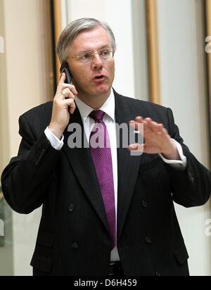 CEO der Lufthansa Christoph Franz spricht am Telefon vor einer Pressekonferenz auf der deutschen Bundesrepublik Pressekonferenz in Berlin, Deutschland, 2. März 2012. Manager für den Bereich des Luftverkehrs liefern Aussagen über Air Traffic steuern. Foto: Wolfgang Kumm Stockfoto