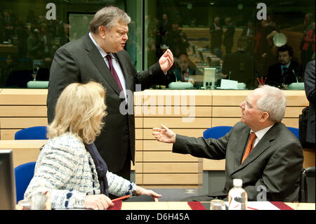 Der griechische Finanzminister Evangelos Venizelos (L) und der deutsche Finanzminister Wolfgang Schaeuble (R) sprechen im Rahmen des EU-Gipfels am 01. März 2012 in Brüssel, Belgien, miteinander. Mit ihrem neuen Sparpaket wird Griechenland wahrscheinlich das zweite Hilfspaket der Länder der Eurozone erhalten. Foto: FKPH Stockfoto