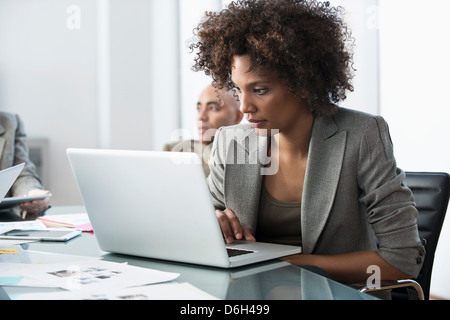Geschäftsfrau mit Laptop in treffen Stockfoto