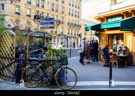 Straßenszene in Paris, Frankreich - Passanten kleine Straßencafé in welche andere Leute trinken Kaffee während des Chattens Stockfoto