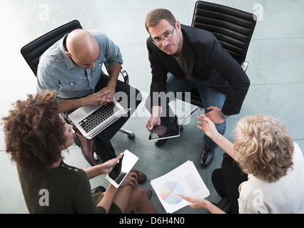 Geschäftsleute im Gespräch im Büro Stockfoto