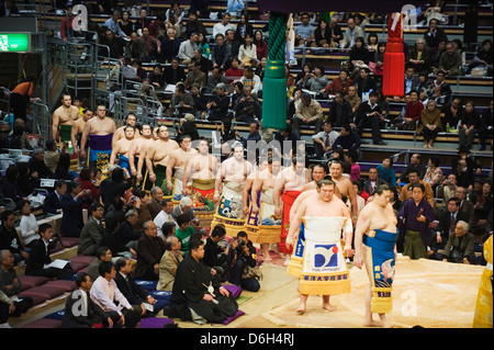 Fukuoka Sumo Wettbewerb, betreten die Ring Zeremonie, Kyushu Basho, Fukuoka City, Kyushu, Japan, Asien Stockfoto