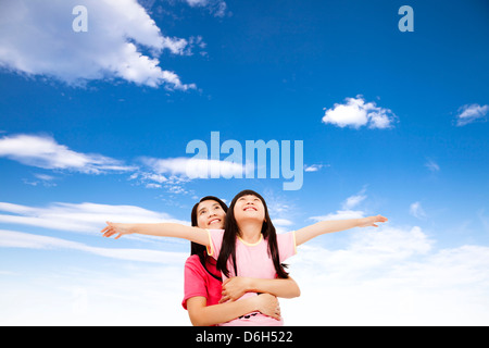 glückliche kleine Mädchen und Mutter beobachtete den Himmel Stockfoto