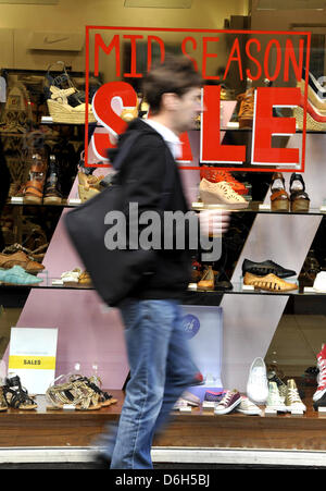 Cambridge, UK. 18. April 2013. Shopper in Cambridge UK pass Verkauf Zeichen in einem Schaufenster. Office for National Statistics verzeichnete einen im Einzelhandel einen Umsatz von 0,7 % im März im Vergleich zum Februar 2013 im Vereinigten Königreich. Vertrieb in Ladenketten werden geglaubt, um in Anbetracht der jüngsten Unwetter gesenkt. Bildnachweis: Julian Eales/Alamy Live-Nachrichten Stockfoto