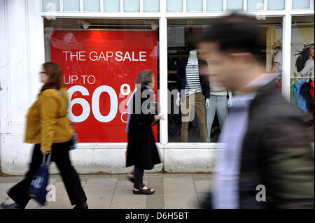 Cambridge, UK. 18. April 2013. Shopper in Cambridge UK pass Verkauf Zeichen in einem Schaufenster. Office for National Statistics verzeichnete einen im Einzelhandel einen Umsatz von 0,7 % im März im Vergleich zum Februar 2013 im Vereinigten Königreich. Vertrieb in Ladenketten werden geglaubt, um in Anbetracht der jüngsten Unwetter gesenkt. Bildnachweis: Julian Eales/Alamy Live-Nachrichten Stockfoto