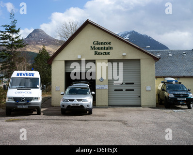 Die Glencoe Mountain Rescue Centre mit Paps Glencoe im Hintergrund Scotland UK Stockfoto