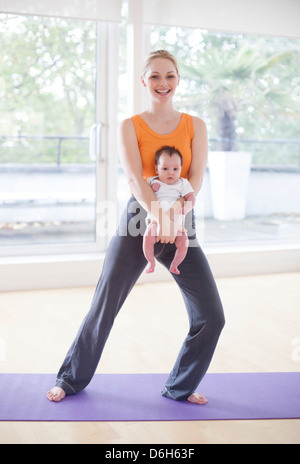 Mutter und Baby Yoga machen Stockfoto