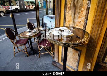 gewöhnliche Straßencafé an der Ecke des Gebäudes in Paris, Frankreich Stockfoto