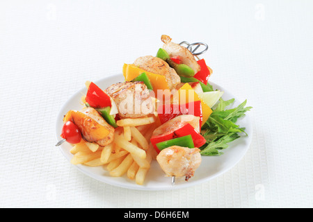 Hühnchen Shish Kebab mit Pommes frites Stockfoto