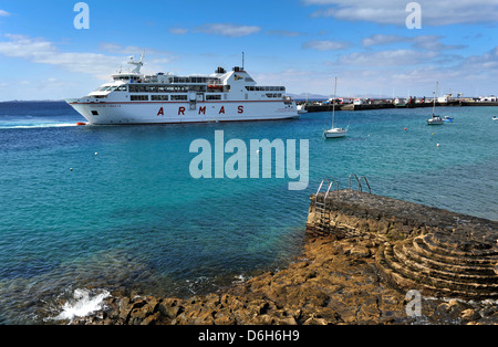 Lanzarote, Fuerteventura-Fähre, im Besitz der Naviera Armas Volcan De Tindaya in Playa Blanca auf Lanzarote kommt. Stockfoto