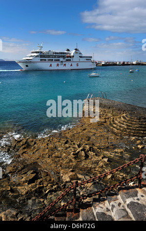 Lanzarote, Fuerteventura-Fähre, im Besitz der Naviera Armas Volcan De Tindaya in Playa Blanca auf Lanzarote kommt. Stockfoto