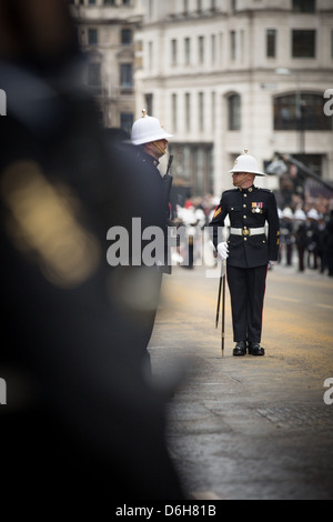 Ein senior Soldat prüft, dass seine Truppen während der Prozession für Thatchers Beerdigung in London alles richtig verteilt sind. Stockfoto