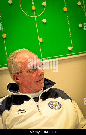 Ehemaliger England Fußballmanager Sven Goran Ericcson vor eine Taktik Board bei Leicester City FC Stockfoto