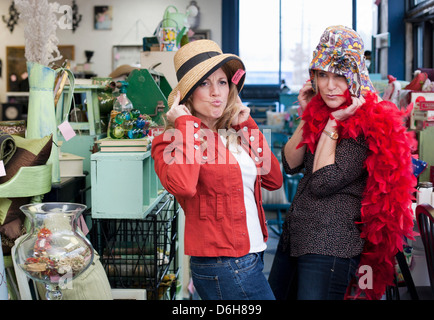 Frauen im Secondhand-Laden einkaufen Stockfoto