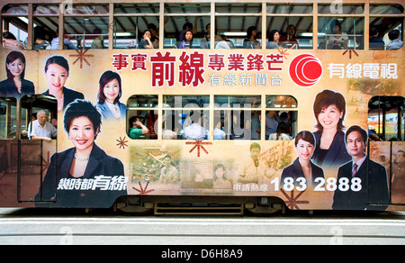 Hong Kong, Werbung Dekorationen auf die typischen Doppelstock-Straßenbahn noch in Betrieb im Zentrum Stadt Stockfoto