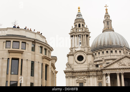 Zuschauer die Prozession für Thatchers Beerdigung erhalten Sie einen tollen Blick von ein Bürogebäude neben St. Pauls. Stockfoto