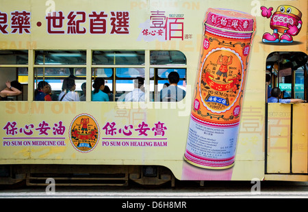 Hong Kong, Werbung Dekorationen auf die typischen Doppelstock-Straßenbahn noch in Betrieb im Zentrum Stadt Stockfoto