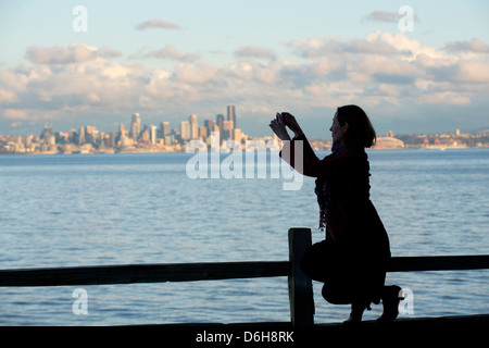 Frau unter Bild der Skyline von Seattle Stockfoto