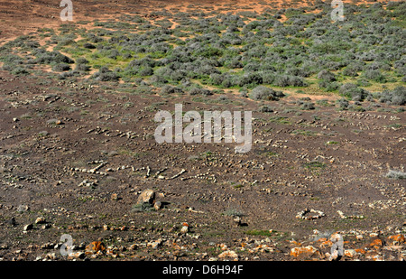 Felsen angeordnet, um die Namen in den Krater des Montaña Roja, Playa Blanca, Lanzarote, Kanarische Inseln zu buchstabieren. Stockfoto