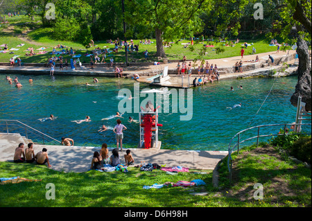 USA Texas TX Austin Barton Springs Pool im Zilker Park natürlichen Quelle gespeist Schwimmen Loch Stockfoto