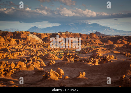 Felsformationen im trockenen Landschaft Stockfoto