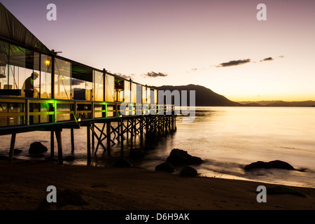 Pier von Ostradamus Restaurant in Ribeirao da Ilha Beach in der Abenddämmerung. Stockfoto