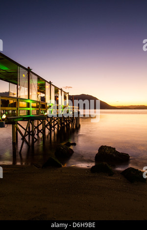 Pier von Ostradamus Restaurant in Ribeirao da Ilha Beach in der Abenddämmerung. Stockfoto