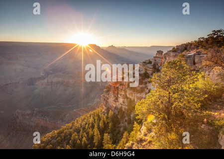 Über ländlichen Bergen aufgehende Sonne Stockfoto