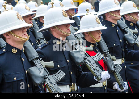 Ludgate Circus, London, UK, 17 April 2013.die Beerdigung von Baroness Thatcher durchläuft Ludgate Circus wo Demonstranten mit trauernden mischen. Bildnachweis: Guy Bell/Alamy Live-Nachrichten Stockfoto