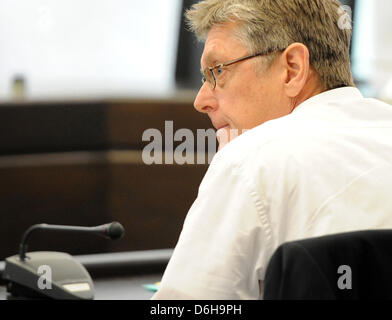 Ehemaliger Manager des Radteams Gerolsteiner Hans-Michael Holczer sitzt im Gerichtssaal an das Landgericht in Stuttgart, Deutschland, 10. April 2013. Ehemaliger Teamchef Holczer wird als Zeuge gegen Radprofi Stefan Schumacher bezeichnet, die vor Gericht wegen Betruges in Stuttgart ist nach vor kurzem Doping zugelassen. Foto: DANIEL BOCKWOLDT Stockfoto