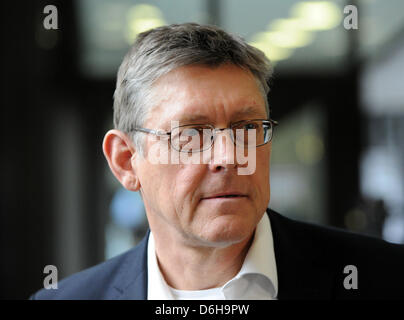 Ehemaliger Manager des Radteams Gerolsteiner Hans-Michael Holczer stehen im Gerichtssaal an das Landgericht in Stuttgart, Deutschland, 10. April 2013. Ehemaliger Teamchef Holczer wird als Zeuge gegen Radprofi Stefan Schumacher bezeichnet, die vor Gericht wegen Betruges in Stuttgart ist nach vor kurzem Doping zugelassen. Foto: DANIEL BOCKWOLDT Stockfoto