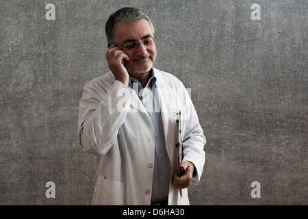 Männlichen Arzt auf Handy Stockfoto