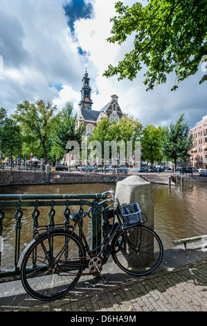 Fahrrad links am Kanal in Amsterdam Stockfoto
