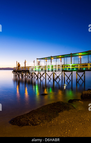 Pier von Ostradamus Restaurant in Ribeirao da Ilha Beach in der Abenddämmerung. Stockfoto