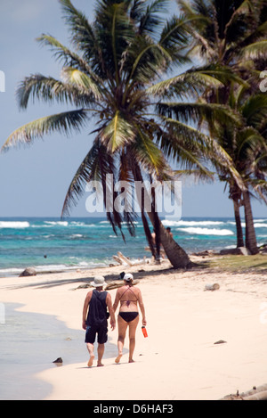 Mann Frau Touristen auf Sally Pfirsiche Beach Big Corn Island Nicaragua Mittelamerika Karibik Stockfoto