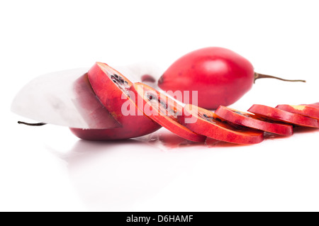 Tamarillo frisches Obst auf weißem Hintergrund. Stockfoto