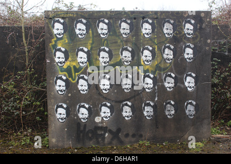 Graffiti-Bilder von David Cameron wiederholt und Margaret Thatcher kombiniert auf verlassenen Krieg bunker Stockfoto
