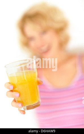 Frau mit Orangensaft Stockfoto