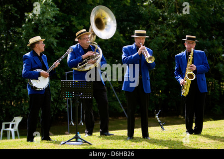 Blasorchester auf der English Country Garden Party Stockfoto