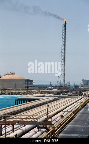 Rohrleitungen zu den Erdöl exportierenden Terminal an die größte Ölraffinerie der Welt befindet sich in Ras Tanura, Saudi-Arabien Stockfoto