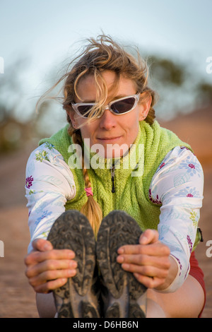 Läufer, die Dehnung auf Feldweg Stockfoto