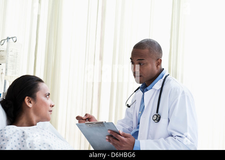 Arzt im Gespräch mit Patienten im Krankenhaus Stockfoto