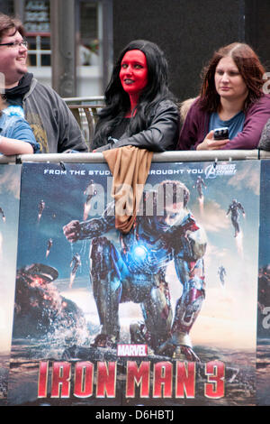 London, UK. 18. April 2013. Ein Fan, der sich rote wartet auf die Sterne, um heute Abend Premiere von Iron Man 3 am Odeon Leicester Square.Credit Ankunft gemalt hat: Pete Maclaine/Alamy Live News Stockfoto