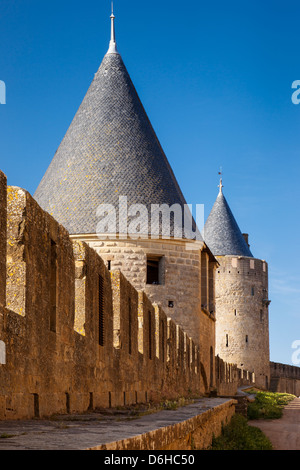 Wache Türme entlang der Stadtmauer des mittelalterlichen Dorfes von Carcassonne, Languedo Roussillon, Frankreich Stockfoto