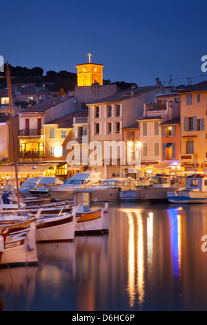 Dämmerung über Hafenstadt von Cassis, Provence Frankreich Stockfoto