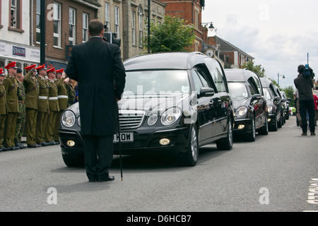 Leichenwagen mit britischen Soldaten getötet in Afghanistan zu stoppen in Wootton Bassett als der Öffentlichkeit und anderen Soldaten blicken auf. Stockfoto