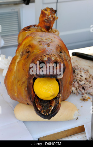 Schweinekopf mit einer Zitrone für den Verkauf in einem Markt, Cortona, Italien Stockfoto