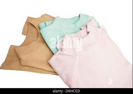 Haufen Damen turtle-necked Pullover / Pullover / Tops isoliert auf weißem Hintergrund Stockfoto