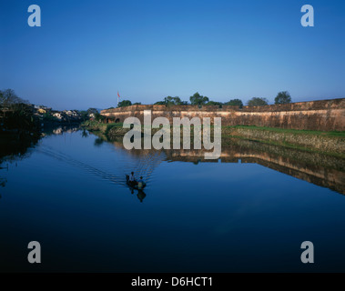 Hue, Boot Fishermans auf dem Graben rund um die Kaiserstadt, Asien, Vietnam Stockfoto